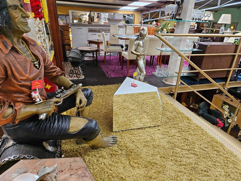Mesa de centro espelhada nas laterais e lacada no ta