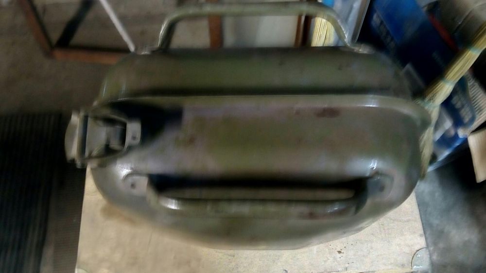 Железная канистра на 38 литров.