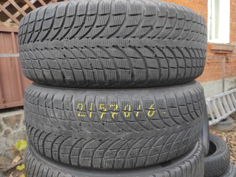 Шины зима 215/70R16.