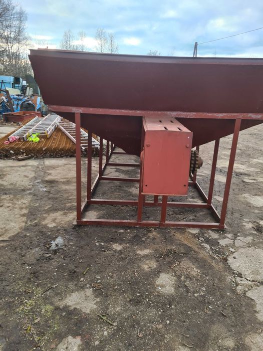 Kosz zbożowy z przenośnikiem