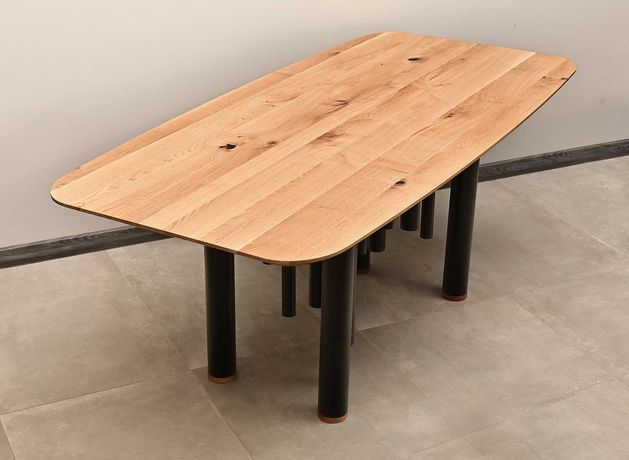 Stylowy stół z drewna dębowego. Metalowe nogi.