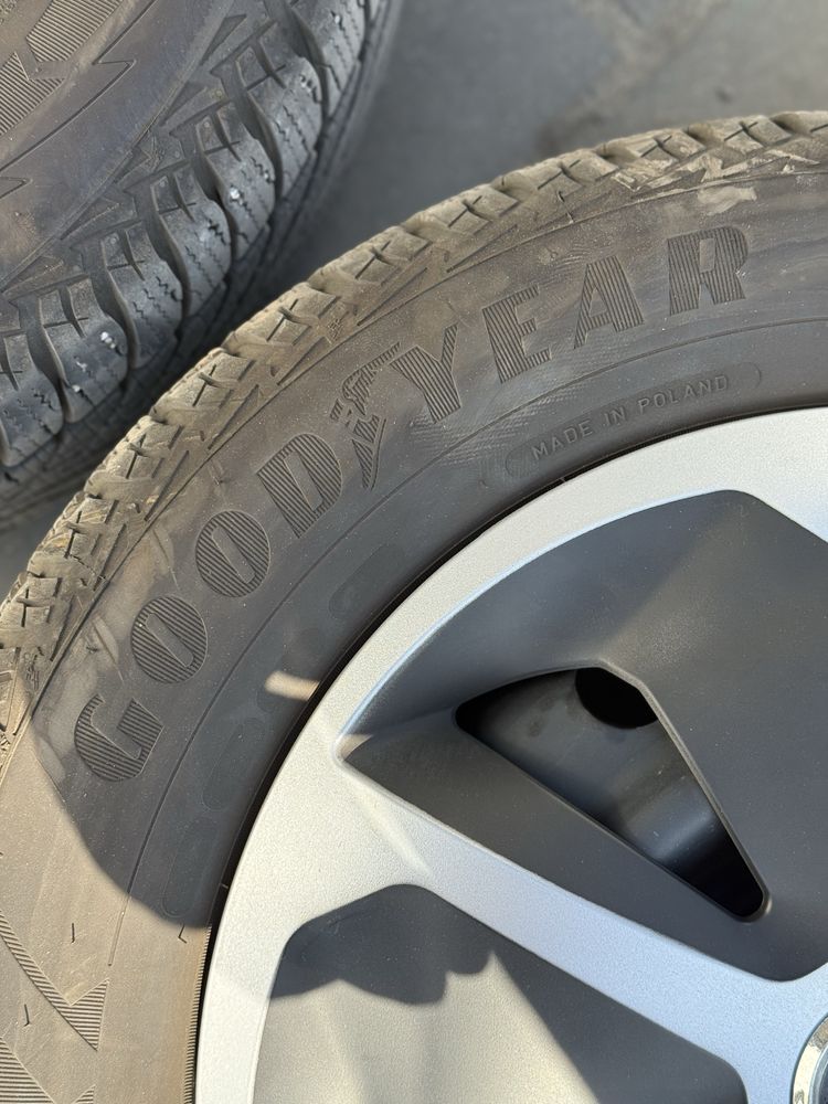 Opony zimowe GoodYear 195/65/15 prawie nowe