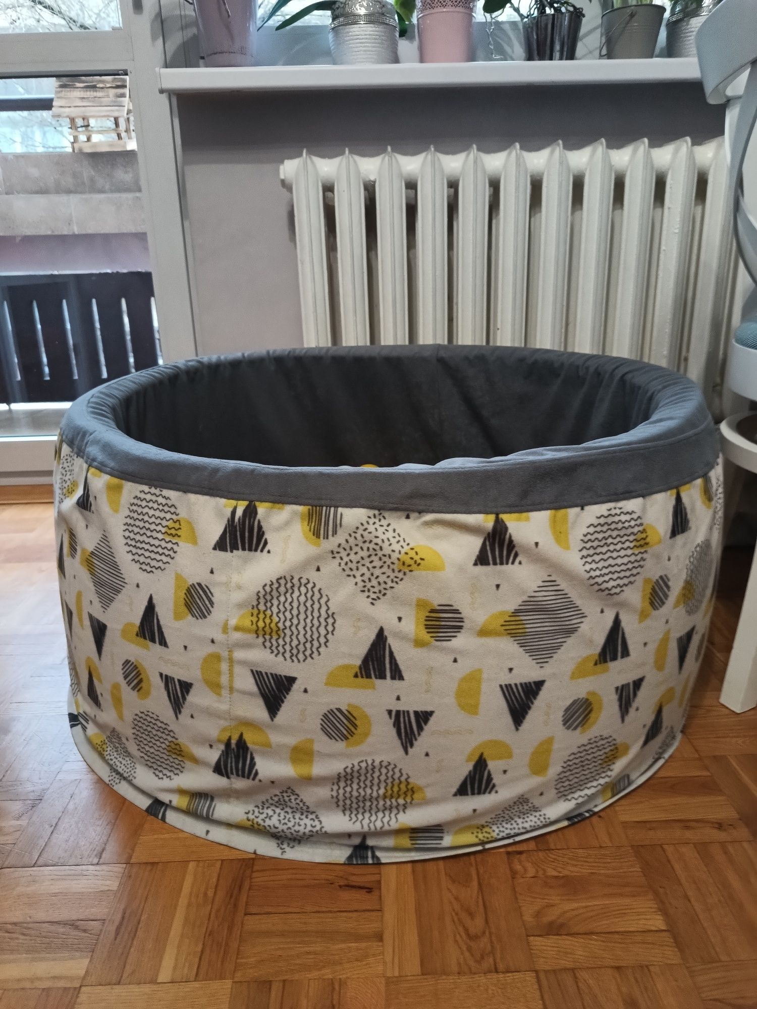 Basen z kolorowymi piłkami