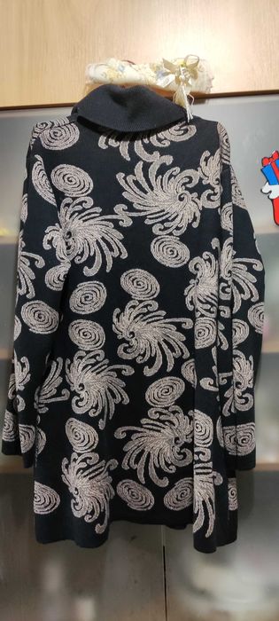 Продам  2 женских цветных свитера р 50-52