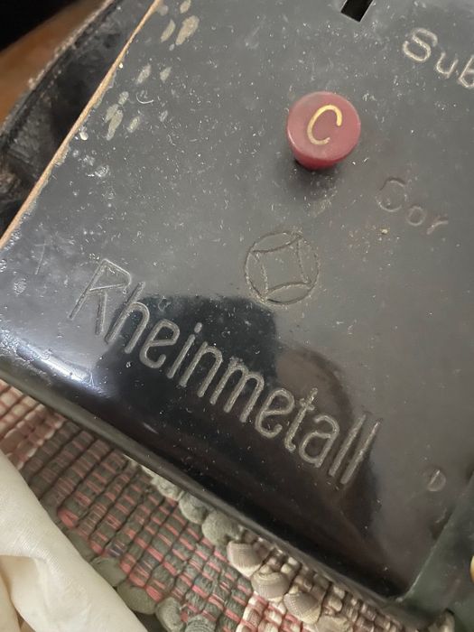 Calculadora antiga à venda, da marca Rheinmetal da Alemanha