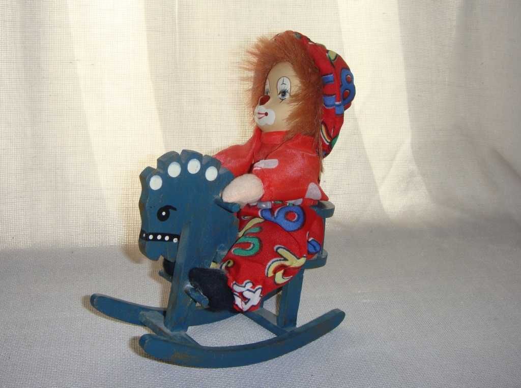 Немецкая фарфоровая коллекционная кукла Клоун на лошадке-качалке 20 см