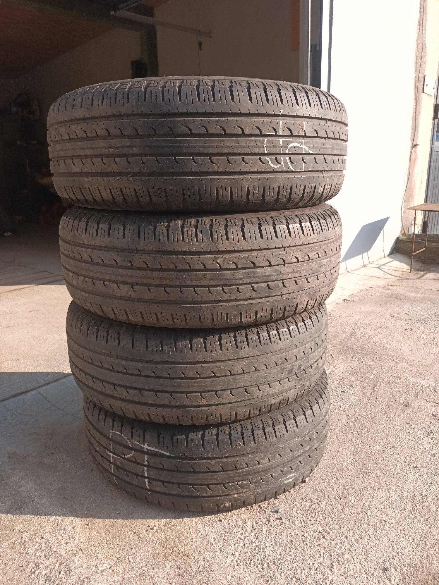 4 x Goodyear efficientgrip 235/65 R17 104V 4x4 SUV