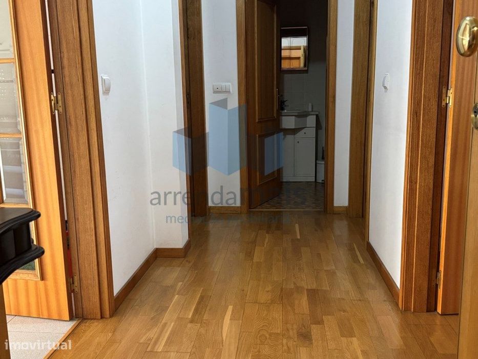 Arrenda-se apartamento T2 mobilado, junto Portugal dos Pequenitos