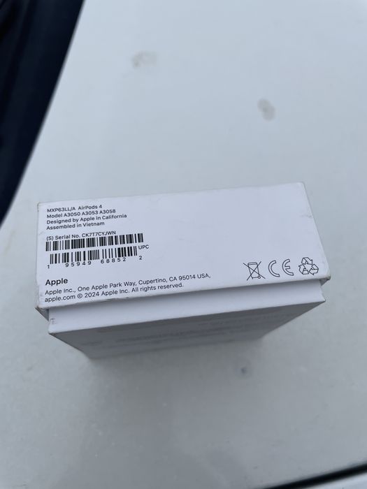 Зарядний кейс наушників Apple AirPods 4