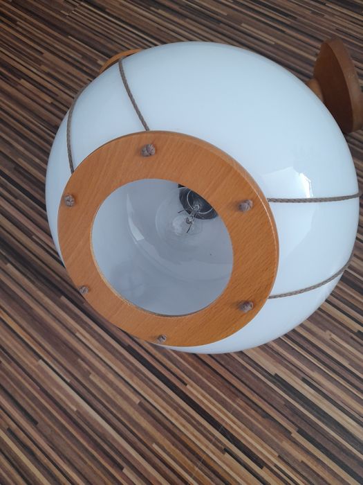 Lampa sufitowa  biala  z akcentami drewna