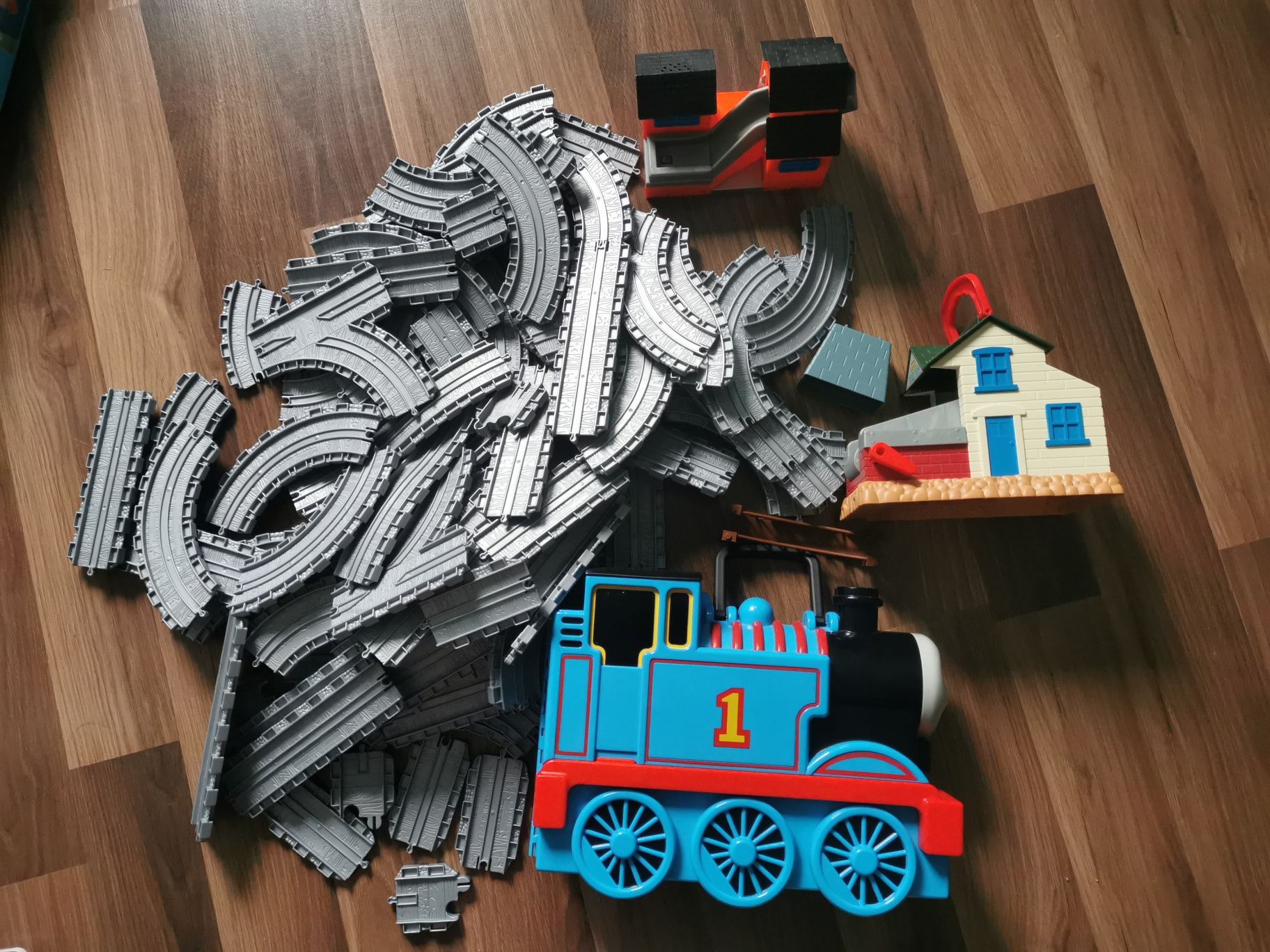 Duży zestaw Tomek i przyjaciele pociągi wagoniki tory i budynki