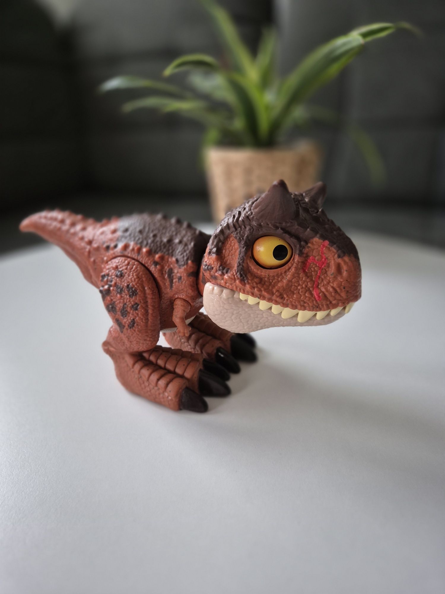 Dinozaur Carnotaurus Toro Karnotaur zabawka używana