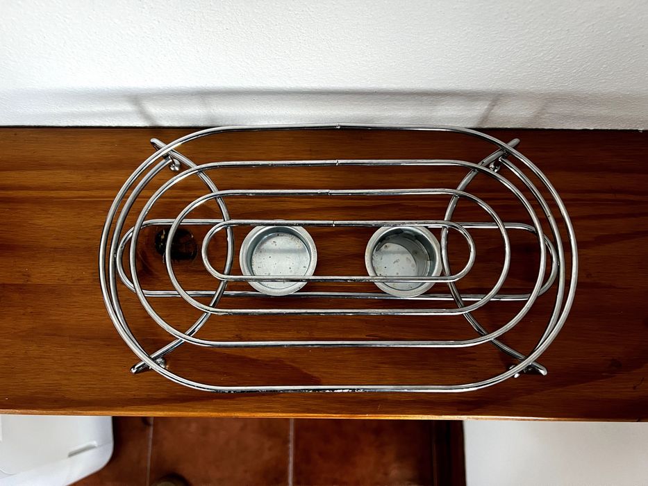 Base de pratos, aquecida por velas pequenas