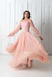 Especializada em fazer vestidos e roupas formais para mulheres.