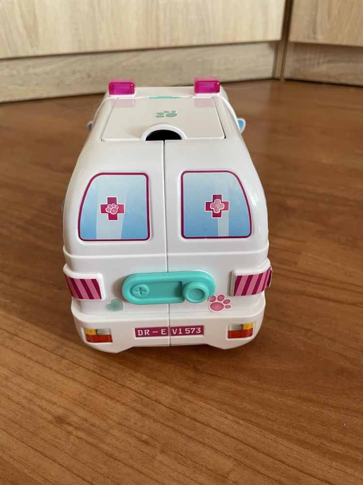 Lalka Evi z mobilnym ambulansem weterynarz 2 w 1