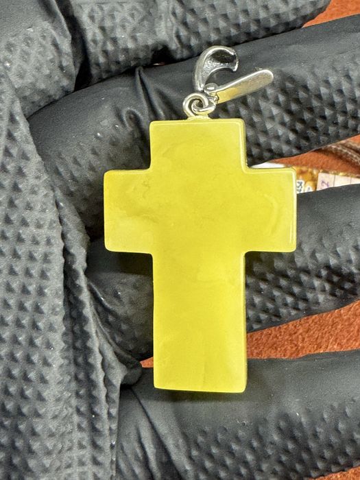 Хрестик з бурштину натільний з розпяттям 45/30 к-187