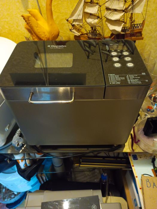 Хлібопічка Electrolux EBM 8000.