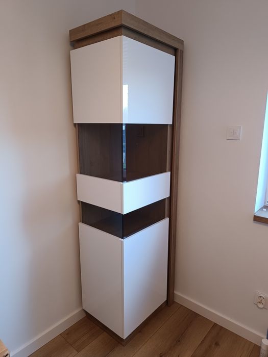 Piękna witryna biało drewniana z ledami