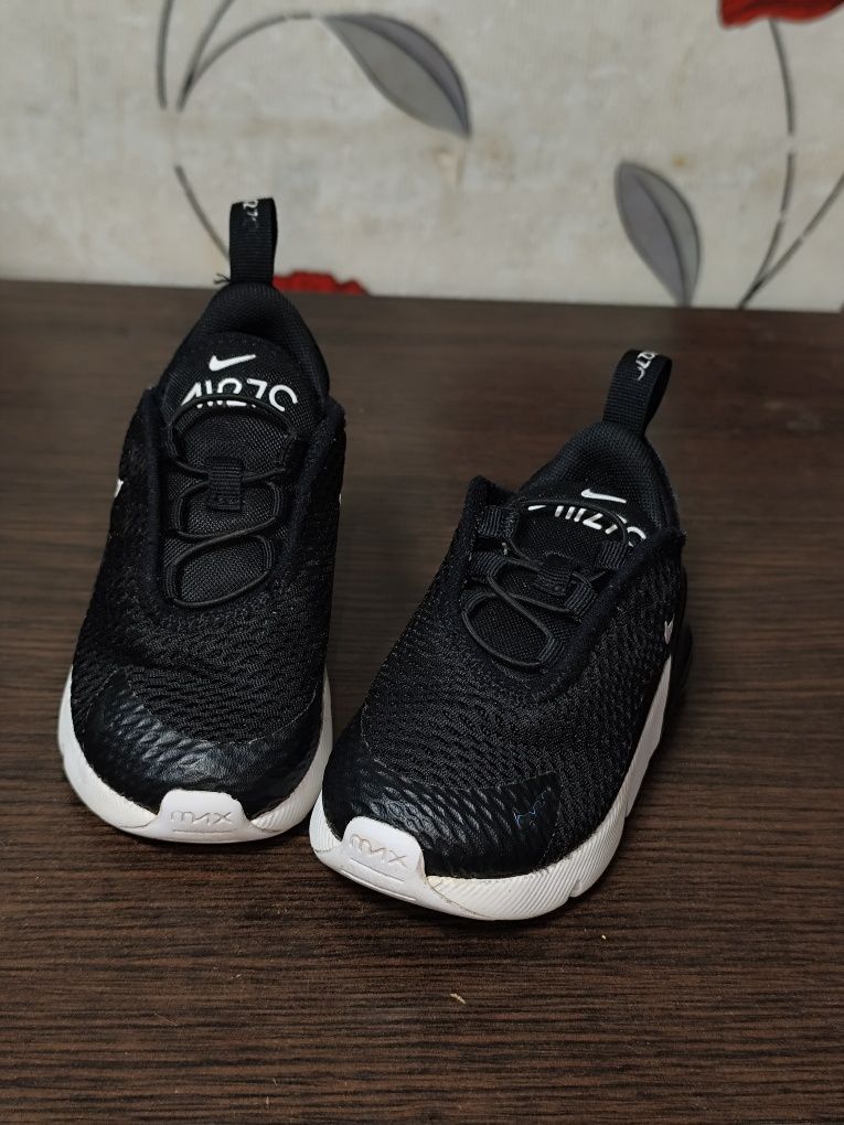 Круті дитячі кросівки Nike Air 270.