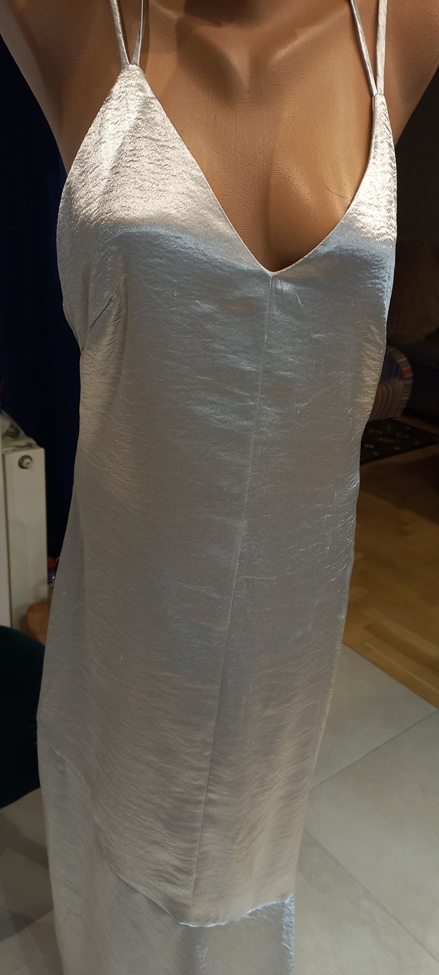 Sukienka satynowa srebrna, zjawiskowa sukienka maxi