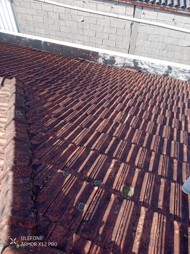 Fazemos todo tipo de pinturas e lavagem de telhados muros pavimento