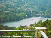 Quinta junto ao rio Douro
