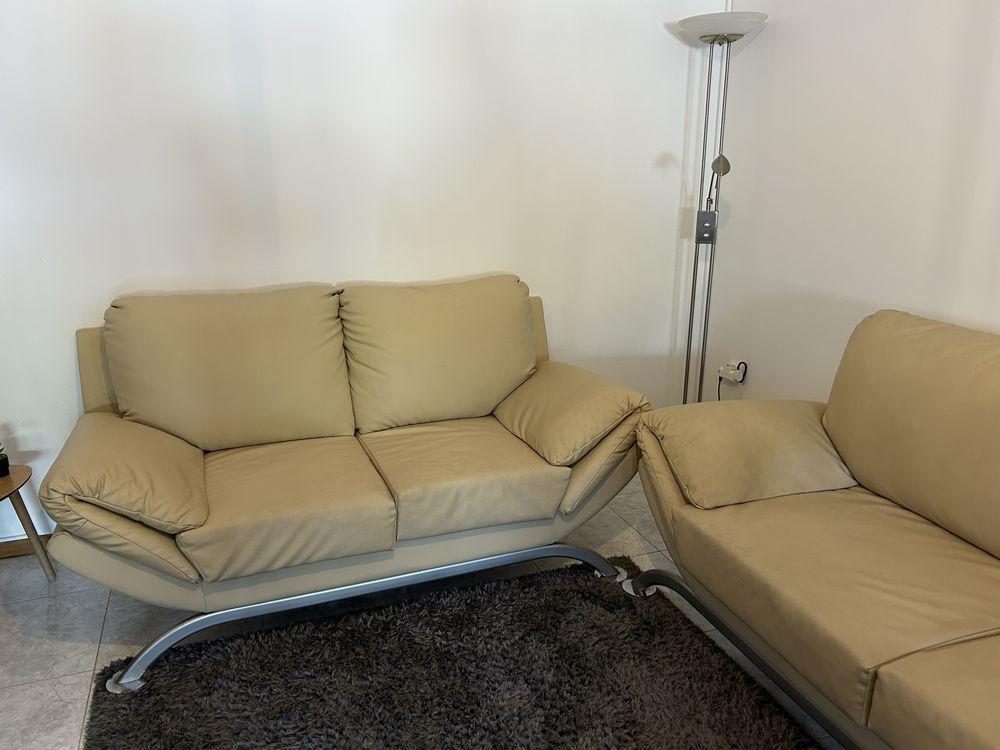 Vendo sofás, carpete, mesa de centro e movel preto