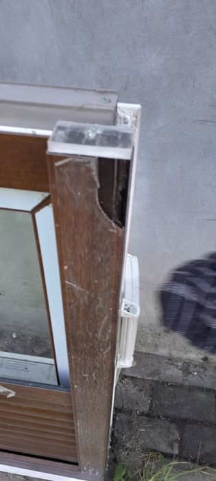 Okno brązowe z żaluzją