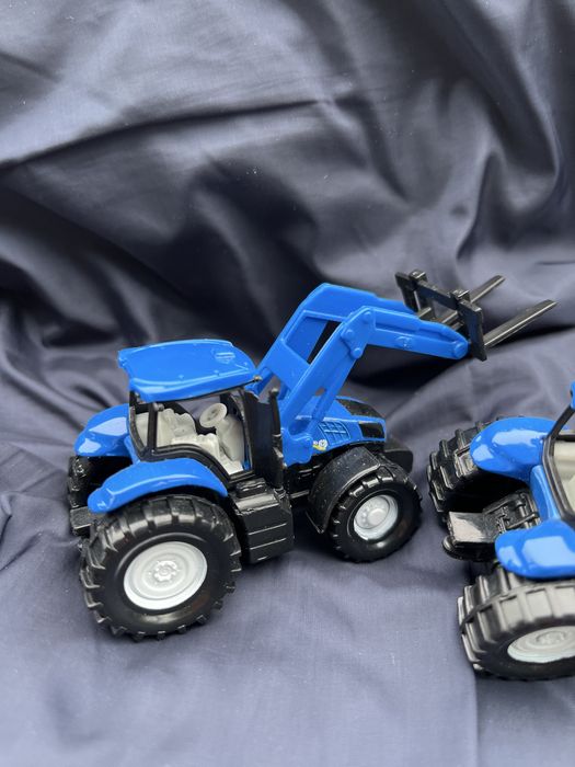 Dwa traktory siku new holland