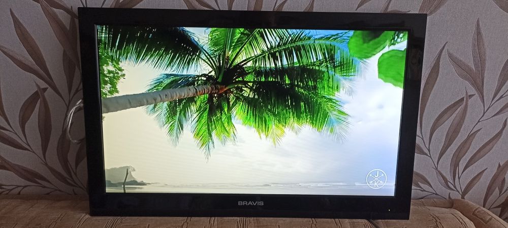 Телевізор Bravis 32 LED HD ідеальний стані