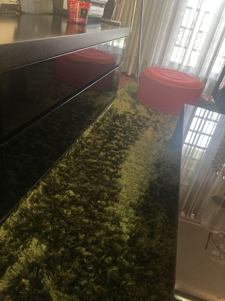 Carpete usada em muito bom estado. Verde musgo. Pêlo fofinho.