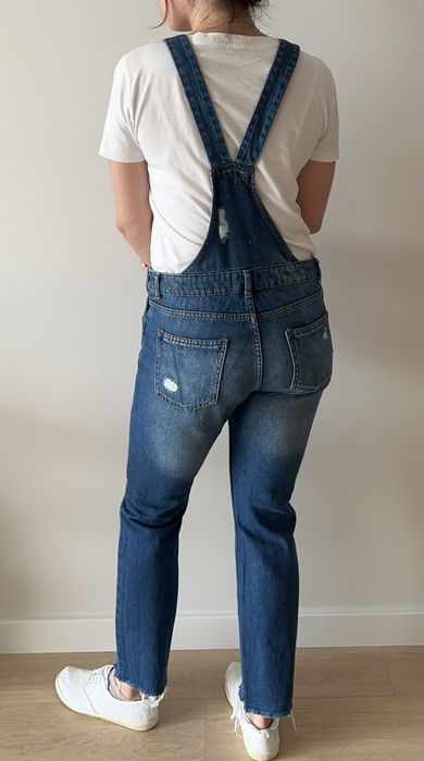 Jeansowe ogrodniczki z przetarciami