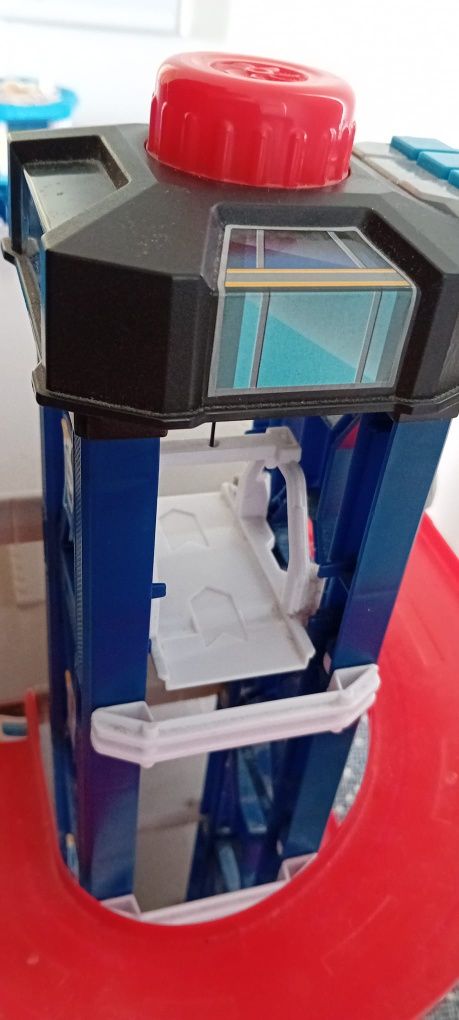 Pista para carros com elevador e torre de controlo