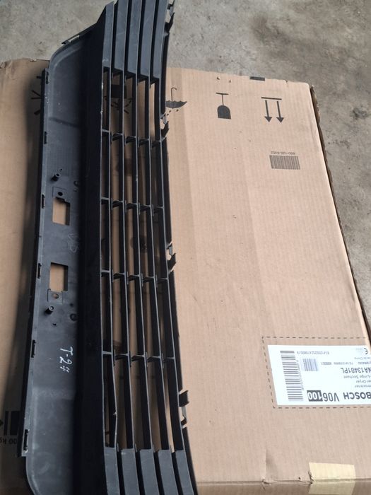 Toyota avensis t27 fl 11 - решітка середня решітка бампера передній 53