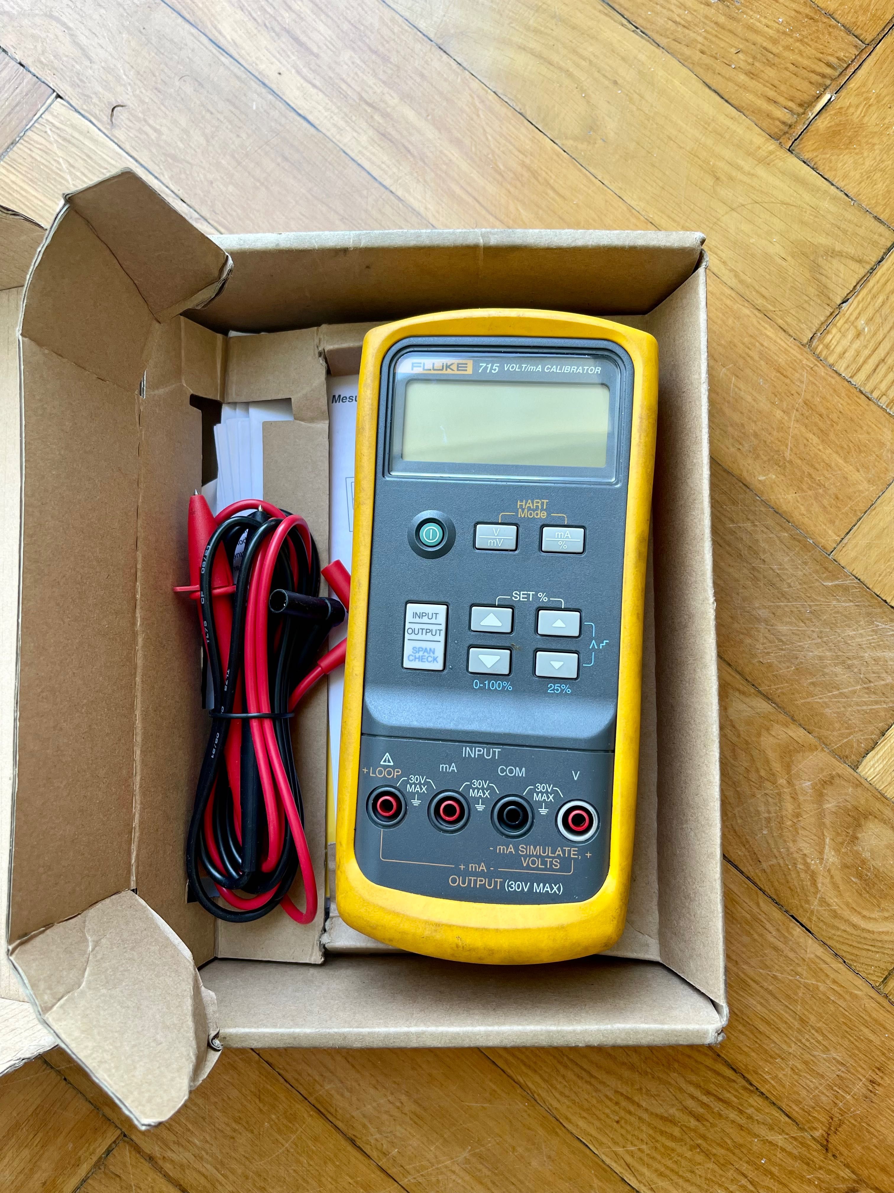 FLUKE 715 Kalibrator napięcia