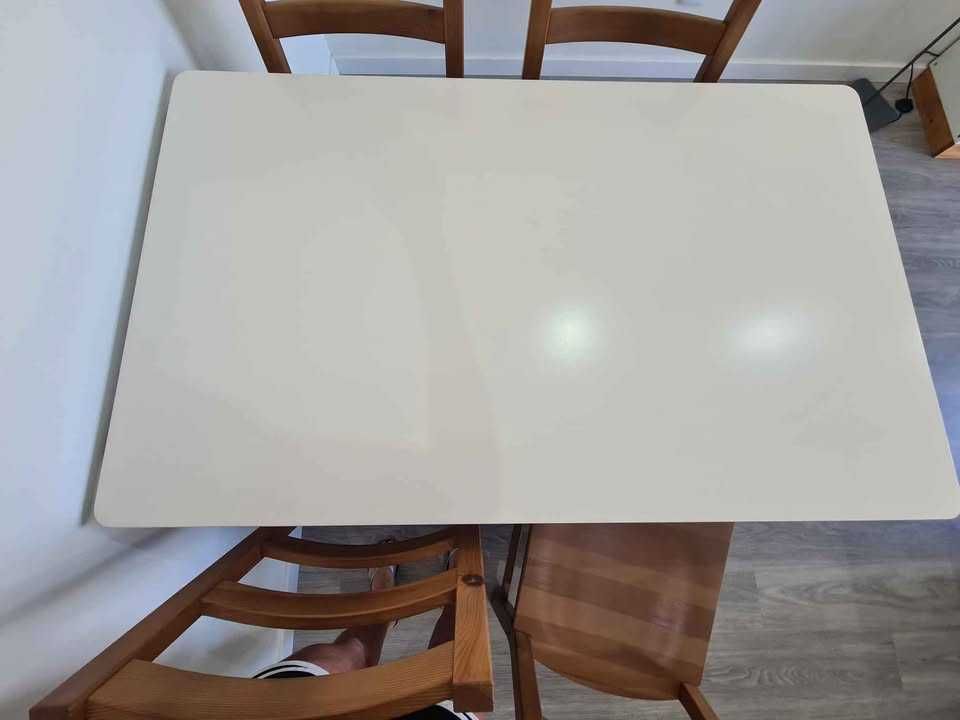 Mesa para 4 ou 6 pessoas. Muito firme, estrutura de ferro