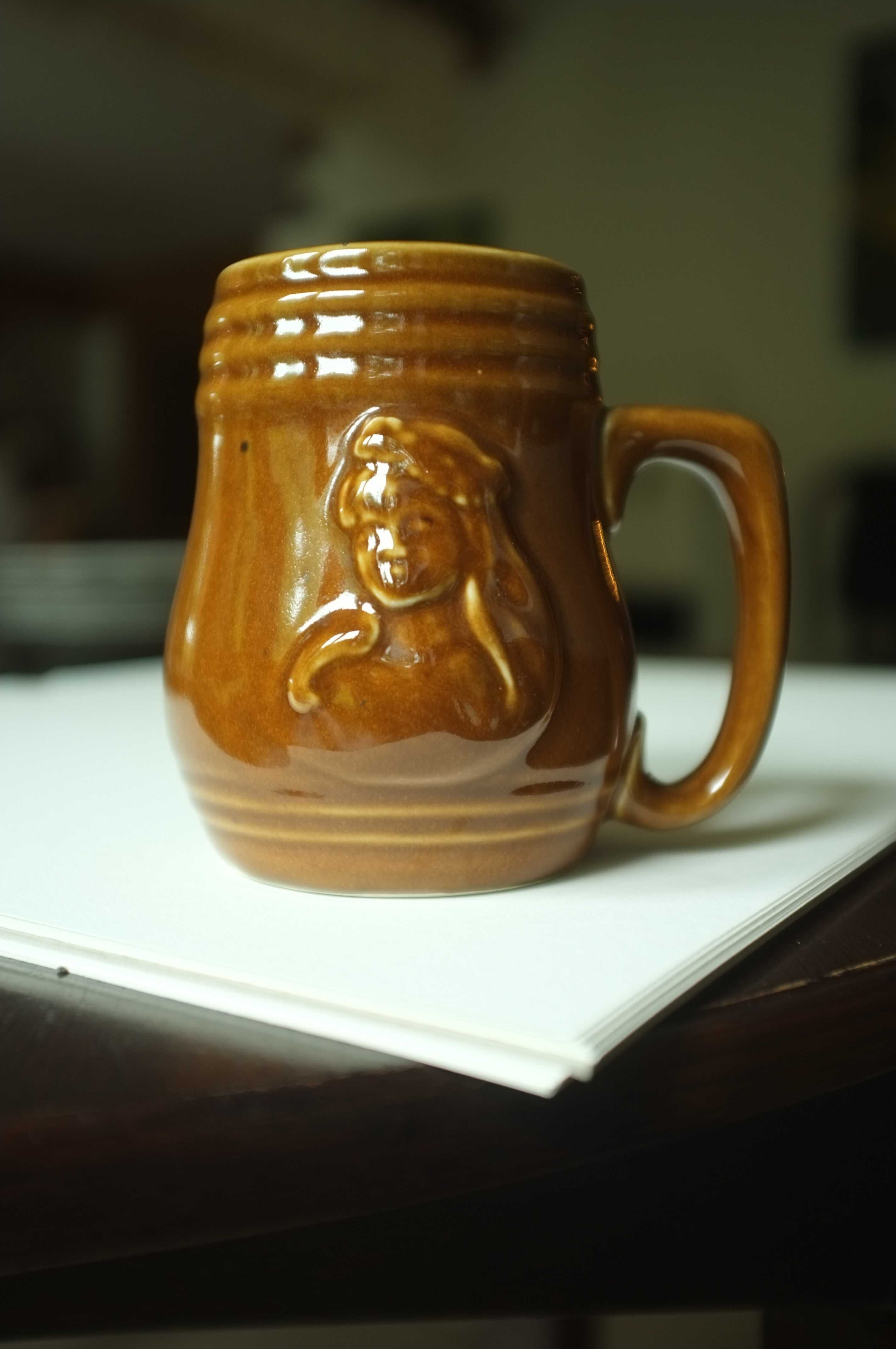 Ceramiczny duży kufel z popiersiem kobiety kamionkowy