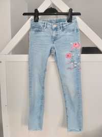 H&M skinny fit denim jeansy z haftem dla dziewczynki 128