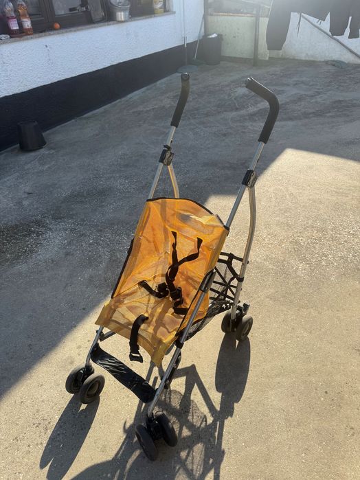 Carro de bebê de passeio