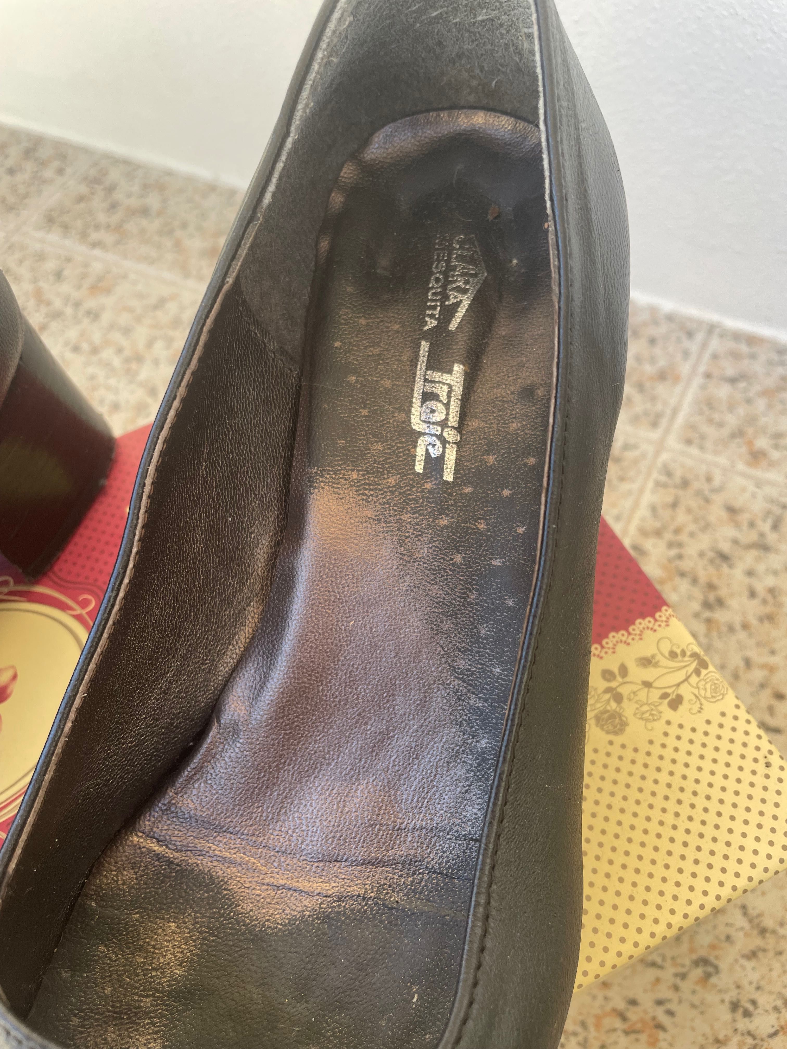 Sapatos de traje académico