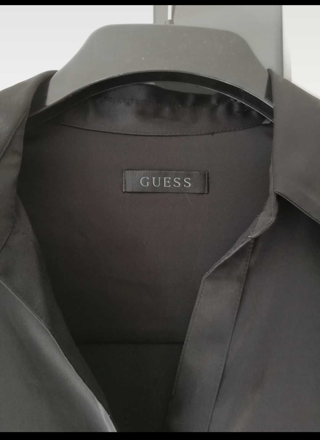 Sukienka satynowa Guess czarna rozmiar XS