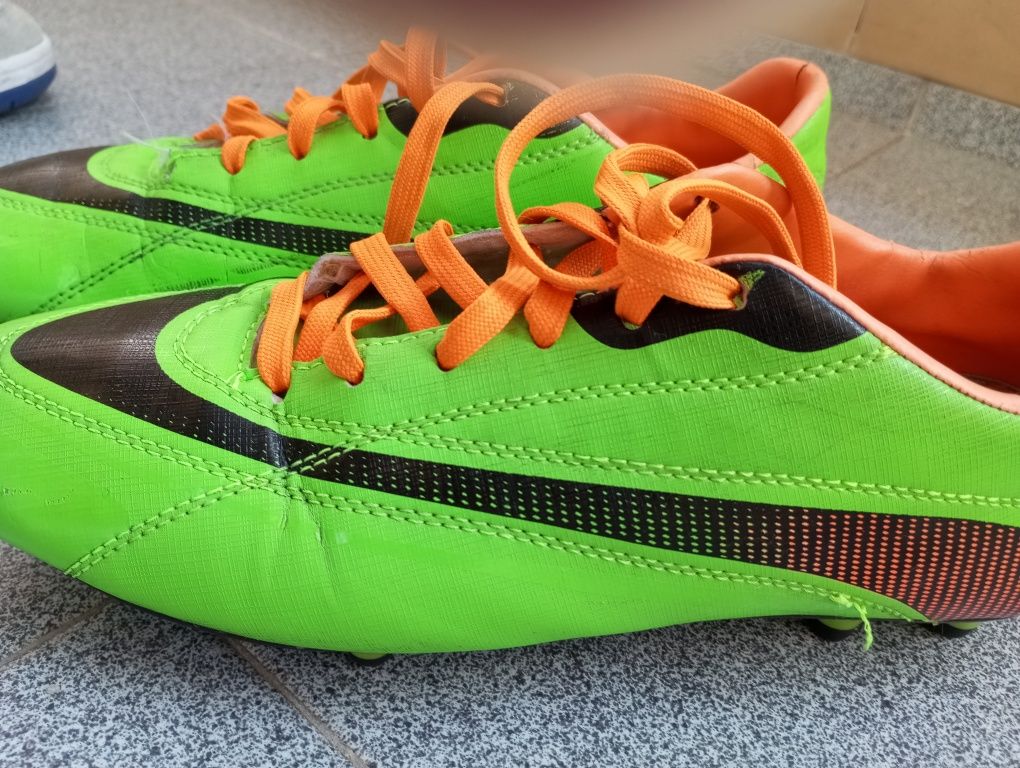 Botas de futebol Team Ouest verde e laranja – tamanho 41