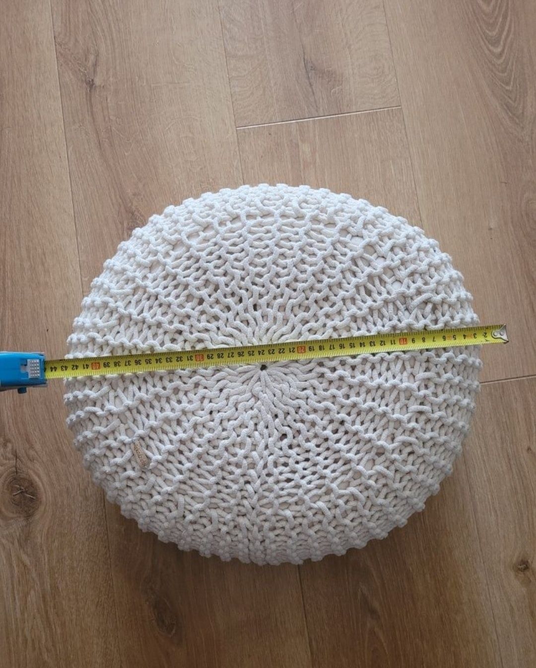 Miętowa pufa ażurowa dziergana 45 cm