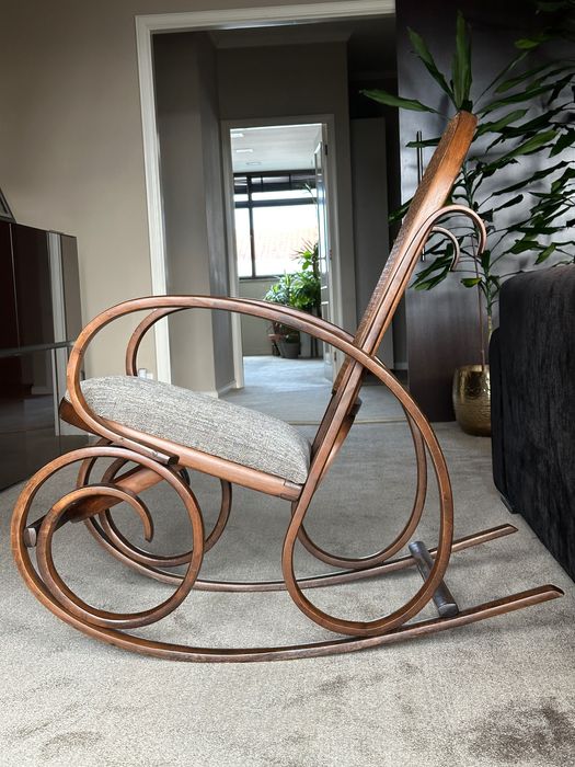 Cadeira de baloiço em madeira nobre