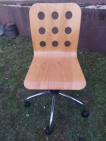 Obracane krzesło drewniane