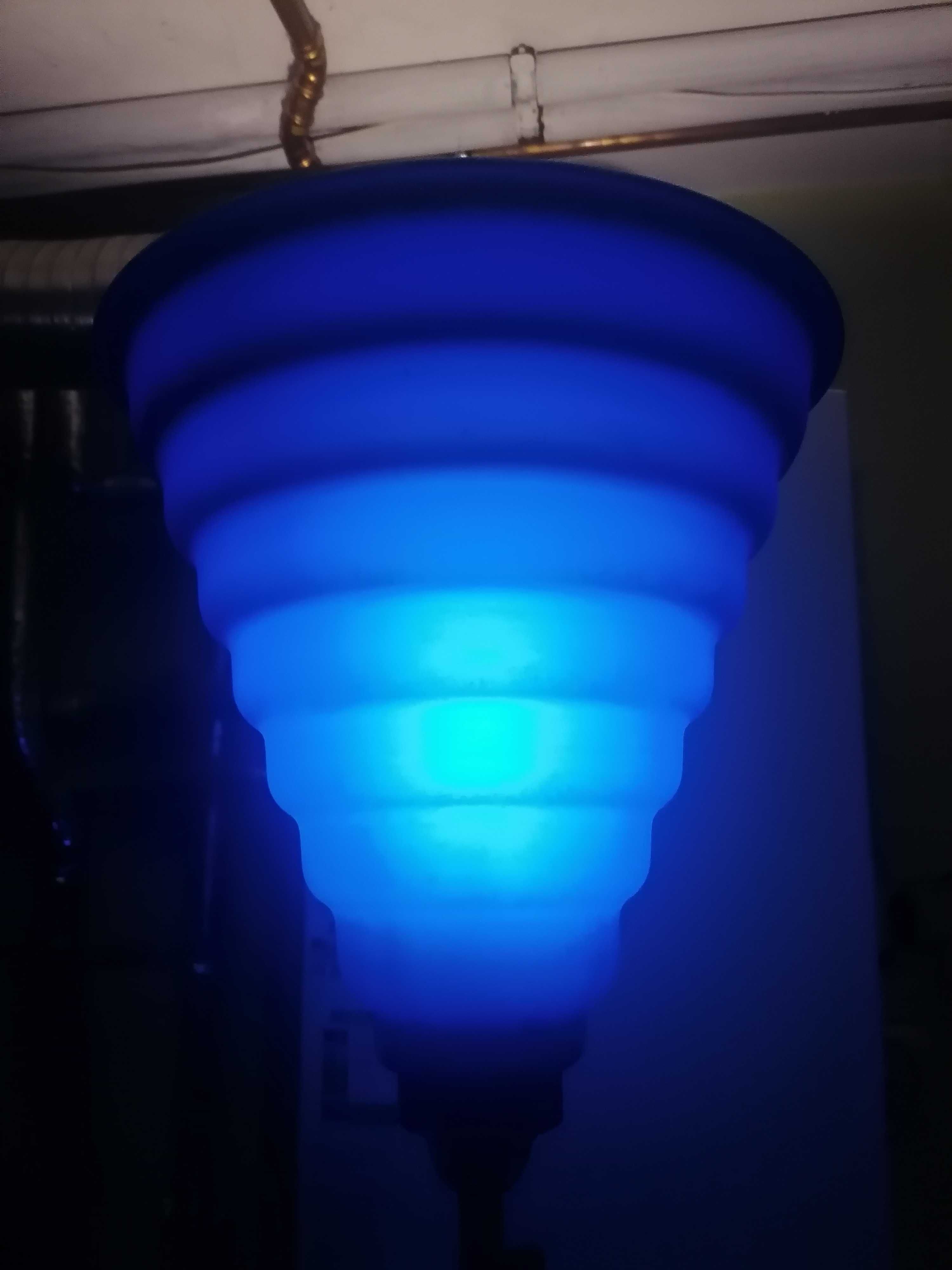 Lampa stojąca z niebieskim kloszem