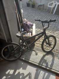 Bicicleta BMX com travões