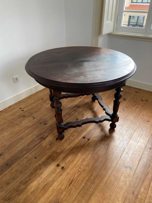 Mesa maciça antiga de madeira