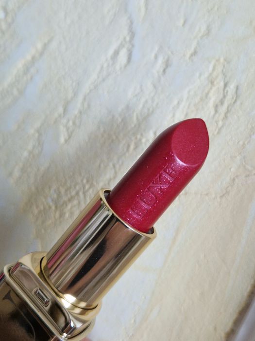 Помада Luxe , свіженька