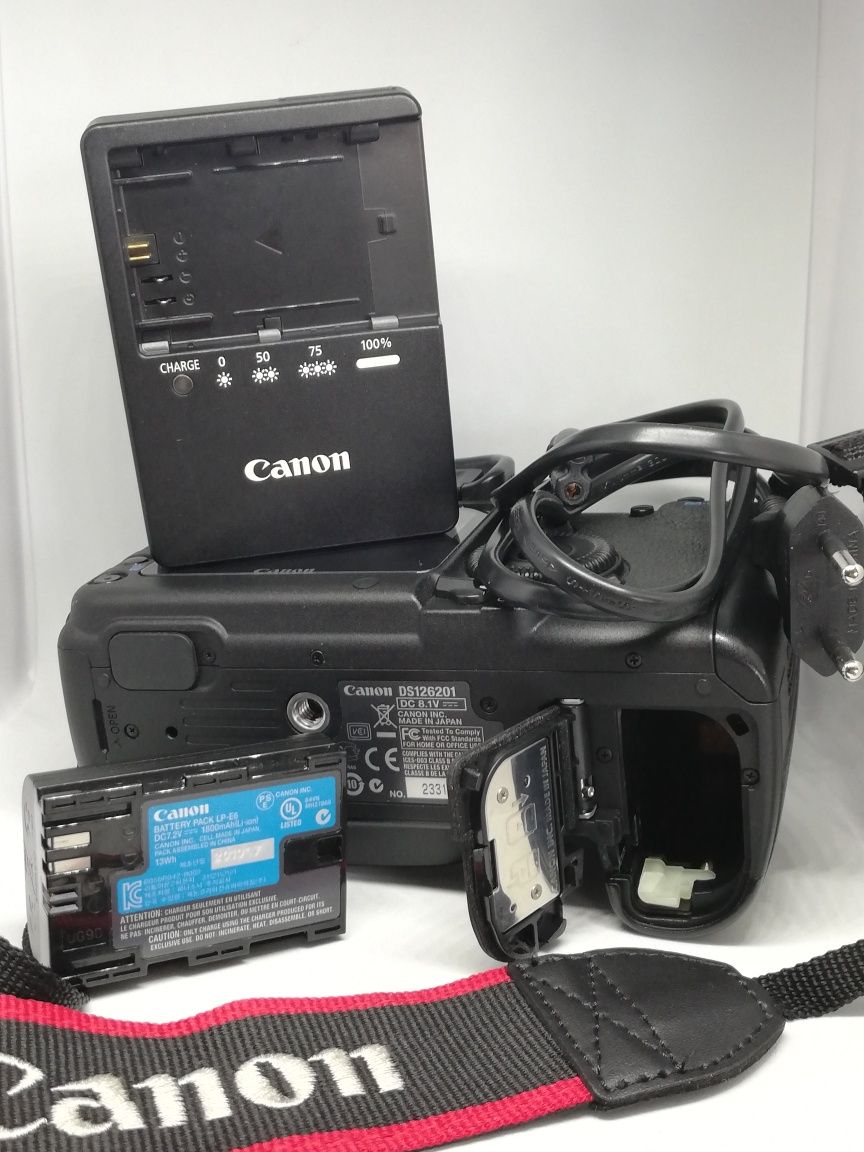 Canon EOS 5D Mark II + Canon EF 28-80mm II (DSLR fullframe profiss.)